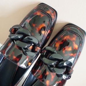 Tory Burch Tortoise Chain Bit Pump - S: 7.5